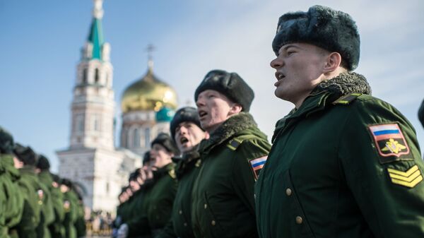 Các chiến sĩ quân đội tham dự kỷ niệm Ngày Người bảo vệ Tổ quốc trên Quảng trường Nhà thờ Đức Mẹ An giấc ở Omsk, Nga - Sputnik Việt Nam