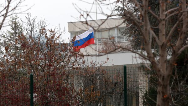 Russian flag flies at half mast in front of the Russian Embassy in Ankara on December 20, 2016, a day after the Russian Ambassador to Turkey was killed by a gunman - Sputnik Việt Nam