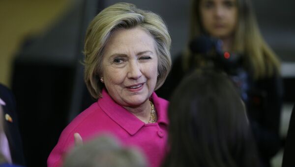 Democratic presidential candidate Hillary Clinton winks at a supporter after speaking at a campaign rally at the Iowa State Historical Museum in Des Moines, Iowa - Sputnik Việt Nam