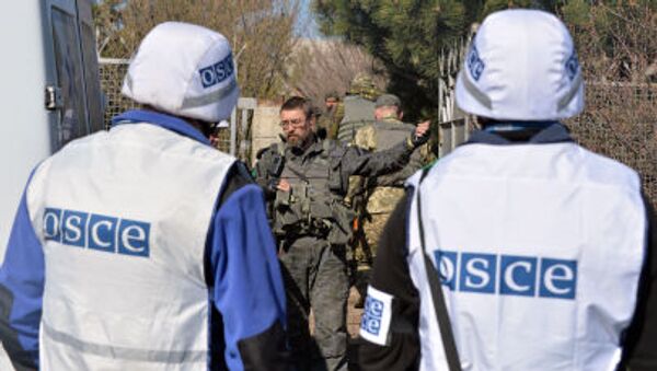 Наблюдатели ОБСЕ говорят с украинском военнослужащим - Sputnik Việt Nam
