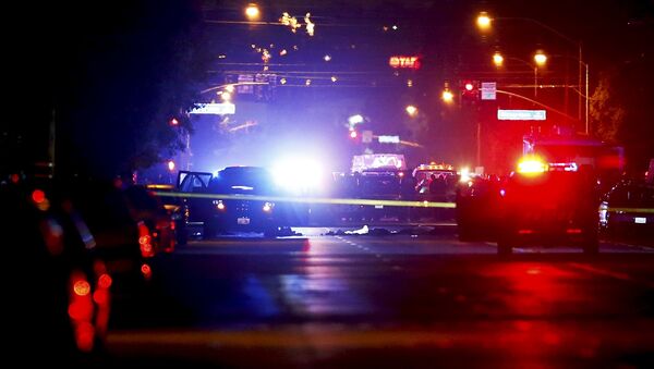 Полицейские машины на месте уличной стрельбы с жертвами в Сан-Бернардино в Калифорнии - Sputnik Việt Nam
