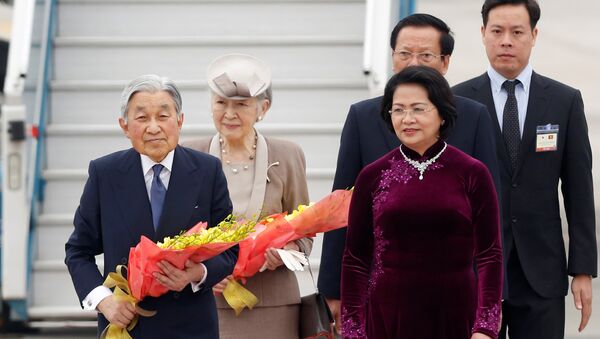 Japan's Emperor Akihito (L) accompanied by Empress Michiko are welcome by Vietnam Vice President Dang Thi Ngoc Thinh at Hanoi airport in Vietnam - Sputnik Việt Nam