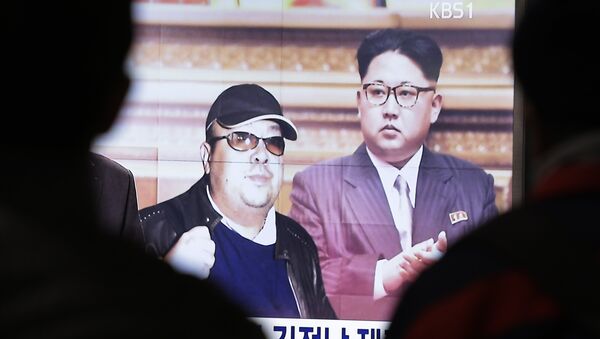 Uma tela de TV mostra fotos do líder norte-coreano, Kim Jong-un, e seu irmão mais velho, Kim Jong-nam, à esquerda, na Estação Ferroviária de Seul, Coreia do Sul, terça-feira, 14 de fevereiro de 2017. - Sputnik Việt Nam