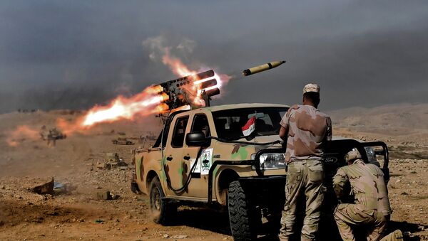 Members of the Iraqi army's 9th Division fire a multiple rocket launcher from a hill in Talul al-Atshana, on the southwestern outskirts of Mosul, on February 27, 2017, during an offensive to retake the city from Islamic State (IS) group fighters - Sputnik Việt Nam