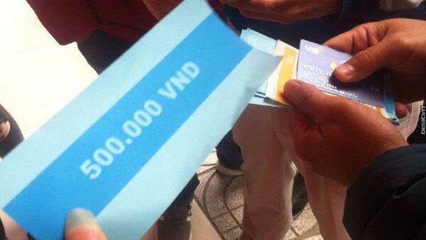 Hà Nội: rút tiền tại ATM, sốc khi nhận toàn giấy in mệnh giá 500 nghìn, không phải tiền - Sputnik Việt Nam