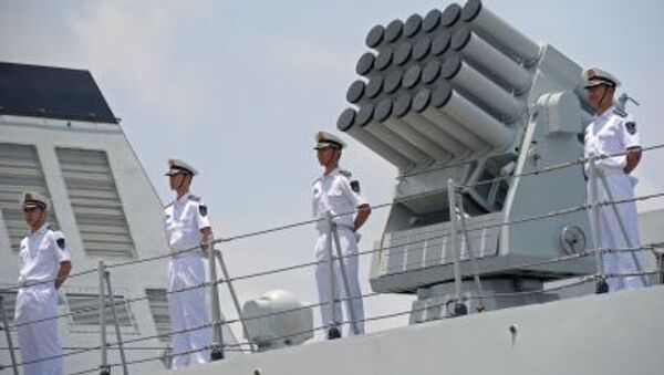 Thành viên thủy thủ đoàn Hạm đội Hải quân Trung Quốc đứng trên boong tàu Hải quân Trung Quốc Wei Fang - Sputnik Việt Nam