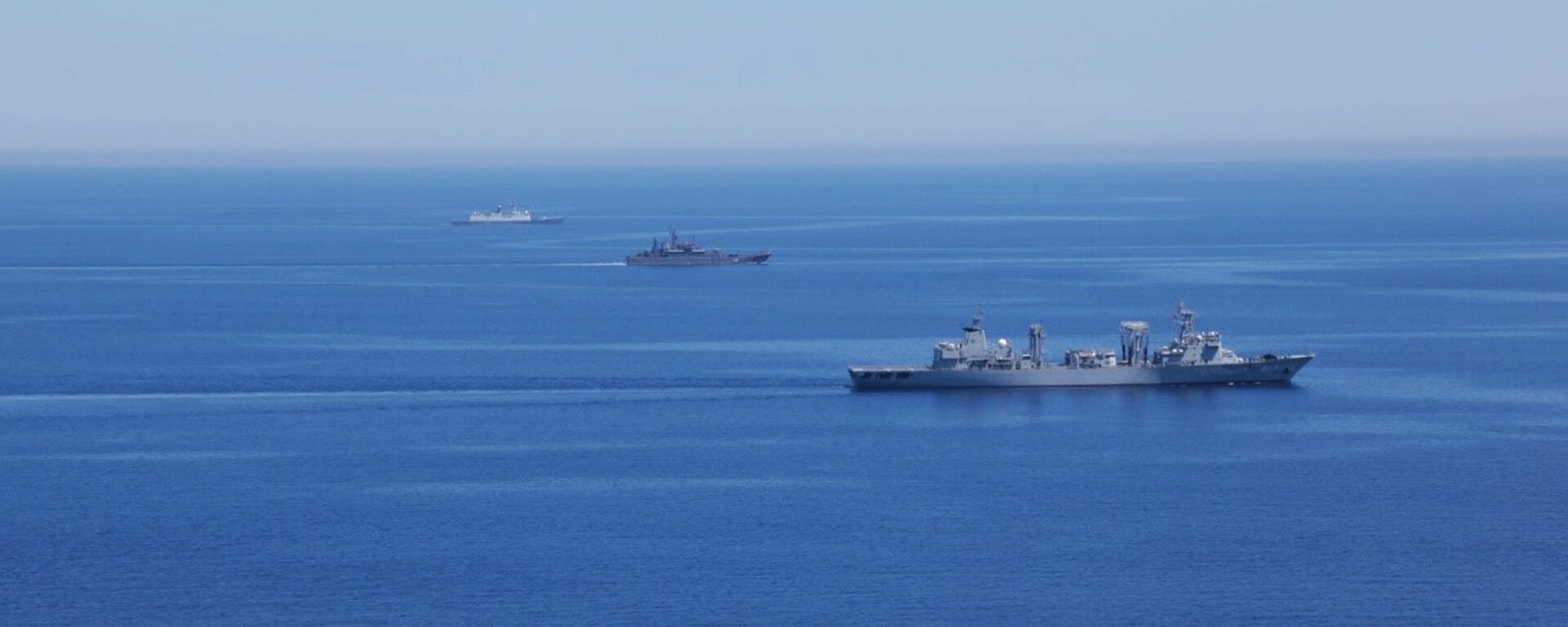 Các tàu của Hải quân Nga và Trung Quốc trong cuộc tập trận chung mang tên “Hợp tác trên biển -2015” ở Địa Trung Hải. - Sputnik Việt Nam, 1920, 08.02.2021