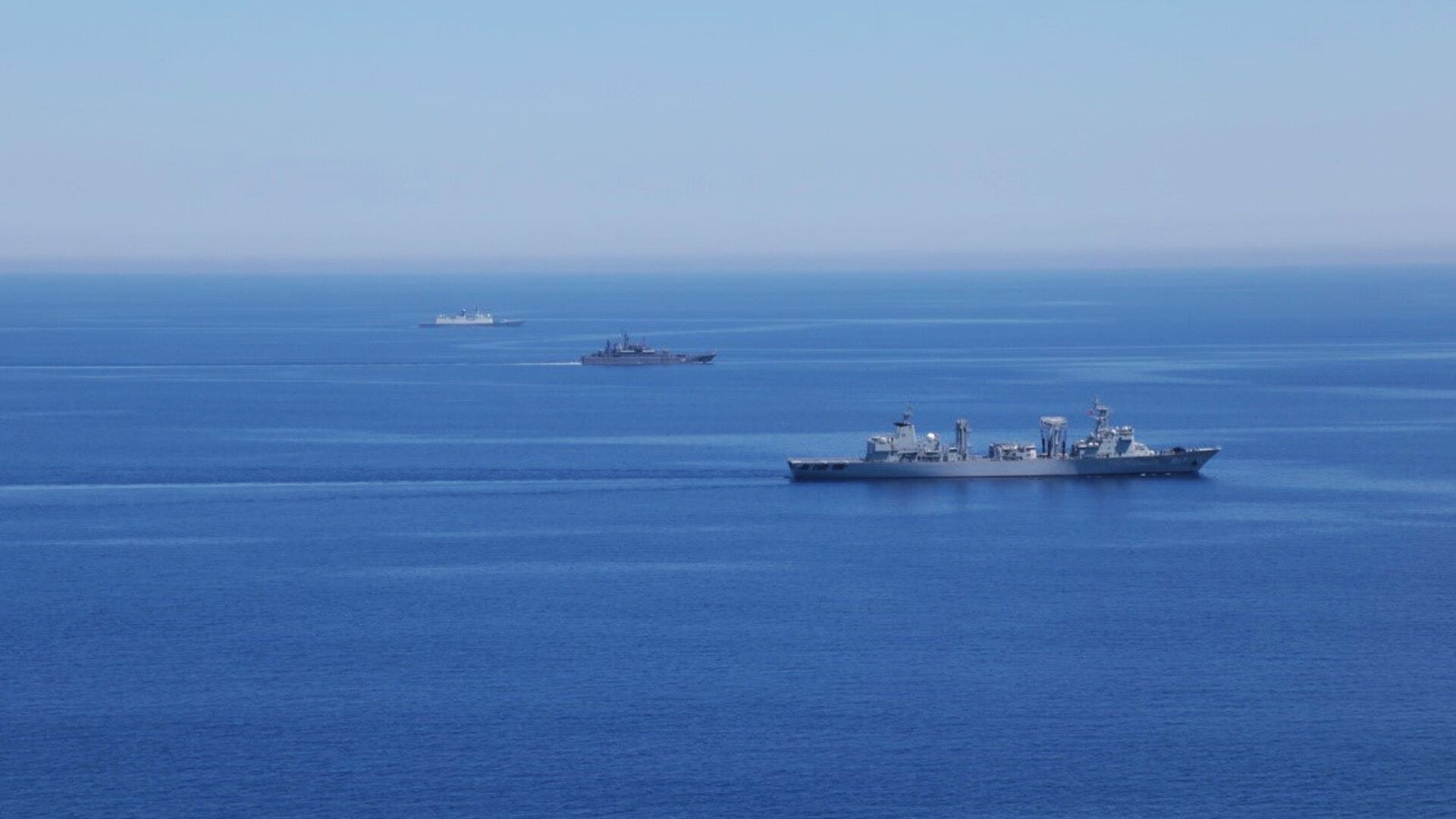 Các tàu của Hải quân Nga và Trung Quốc trong cuộc tập trận chung mang tên “Hợp tác trên biển -2015” ở Địa Trung Hải. - Sputnik Việt Nam, 1920, 08.02.2021