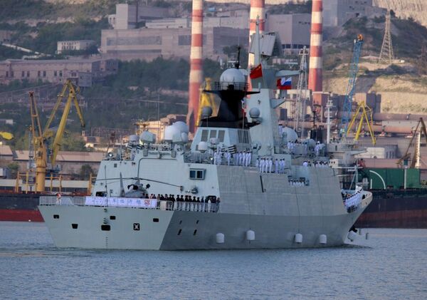 Tàu tuần tra “Lin Yi” trong buổi khai mạc cuộc tập trận Nga-Trung “Hợp tác trên biển – 2015”. - Sputnik Việt Nam