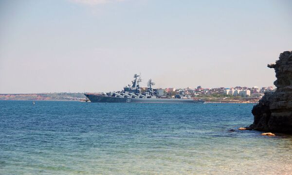 Tuần dương hạm tên lửa của Hạm đội Biển Đen “Matxcơva” rời cảng  Sevastopol để tham gia cuộc tập trận hải quân Nga-Trung - Sputnik Việt Nam