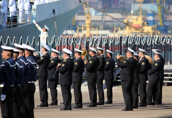 Các quân nhân của Hạm đội Hải quân Nga (Hải quân Nga) trong lễ khai mạc cuộc tập trận Nga-Trung “Hợp tác trên biển – 2015” - Sputnik Việt Nam