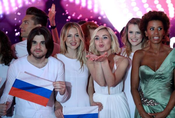 Ca sĩ Nga Polina Gagarina (thứ hai từ phải sang) sau tiết mục trong vòng bán kết Eurovision- 2015, Vienna. - Sputnik Việt Nam