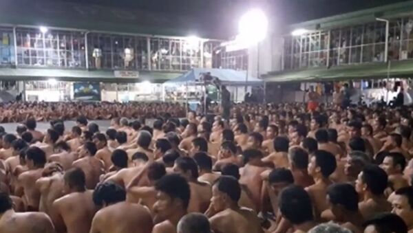 Hàng trăm tù nhân Philippines bị buộc khỏa thân ngoài sân trại giam - Sputnik Việt Nam