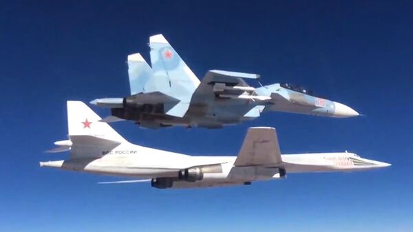 Máy bay Su-30SM yểm trợ máy bay ném bom chiến lược Tu-160 của Nga ở Syria - Sputnik Việt Nam