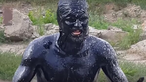 Người đàn ông Nga ngụp lặn trong bể dầu trở thành ngôi sao trên mạng Internet - Sputnik Việt Nam