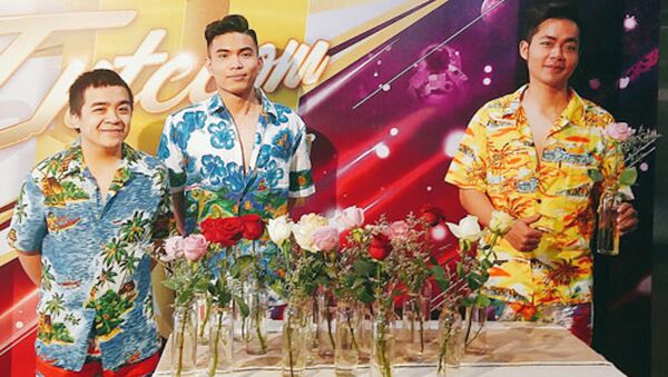 Nam đồng nghiệp mặc quần đùi, áo hoa nhảy tưng bừng mừng 8/3 - Sputnik Việt Nam