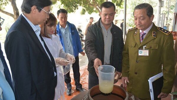 Cơ quan chức năng vừa phát hiện 200 lít rượu không nhãn mác tại quận Bắc Từ Liêm, Hà Nội - Sputnik Việt Nam
