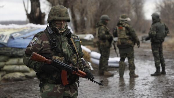 Украинские военные на КПП в Донецкой области. Архивное фото - Sputnik Việt Nam