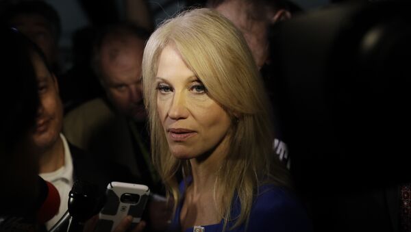 Kellyanne Conway, campaign manager for Republican presidential candidate Donald Trump, speaks with reporters after a speech by Melania Trump at the Main Line Sports Center in Berwyn, Pa., Thursday, Nov. 3, 2016 - Sputnik Việt Nam