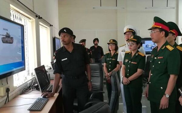 Đoàn sĩ quan trẻ QĐND Việt Nam theo dõi giáo viên nhà trường chạy phần mềm mô phỏng hoạt động của xe tăng nhìn từ vệ tinh Đoàn sĩ quan trẻ QĐND Việt Nam theo dõi giáo viên nhà trường chạy phần mềm mô phỏng hoạt động của xe tăng nhìn từ vệ tinh - Sputnik Việt Nam