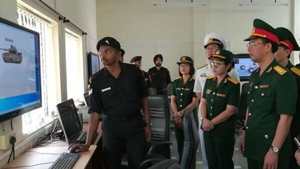 Đoàn sĩ quan trẻ QĐND Việt Nam theo dõi giáo viên nhà trường chạy phần mềm mô phỏng hoạt động của xe tăng nhìn từ vệ tinh - Sputnik Việt Nam