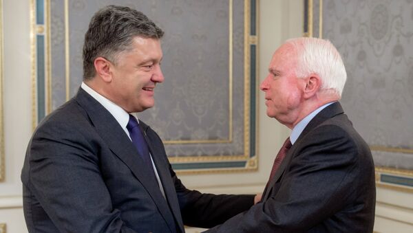 John McCain với Poroshenko - Sputnik Việt Nam
