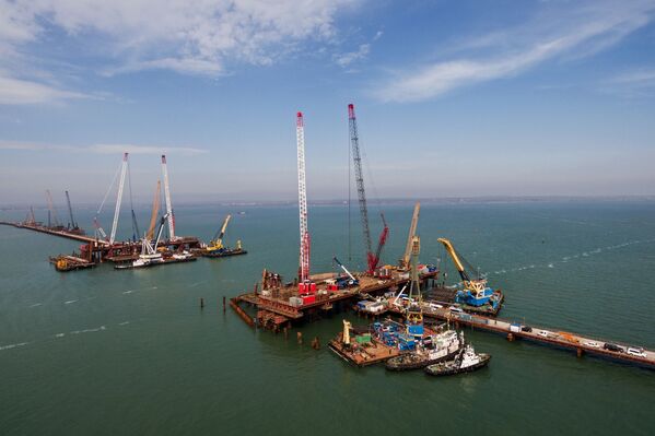 Công trình xây dựng cầu vượt qua eo biển Kerch ở biển Azov. - Sputnik Việt Nam