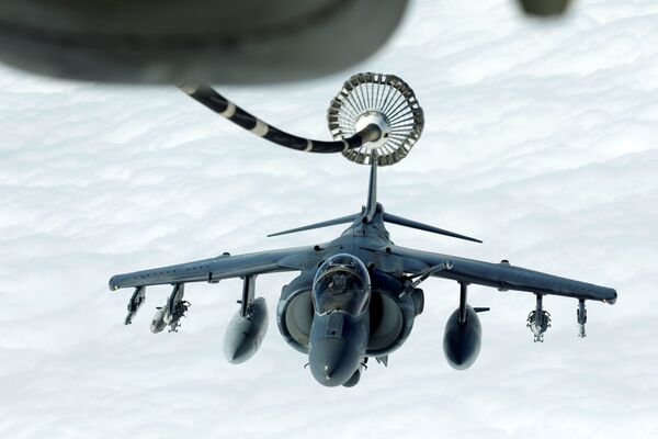 Chiến đấu cơ tấn công Harrier AV-8B của Mỹ  tham gia chiến dịch Iraq thưc hiện tiếp nhiên liệu trên không từ máy bay chở dầu KC-10 Extender. - Sputnik Việt Nam