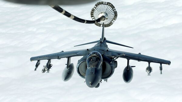 Chiến đấu cơ tấn công Harrier AV-8B của Mỹ  tham gia chiến dịch Iraq thưc hiện tiếp nhiên liệu trên không từ máy bay chở dầu KC-10 Extender. - Sputnik Việt Nam