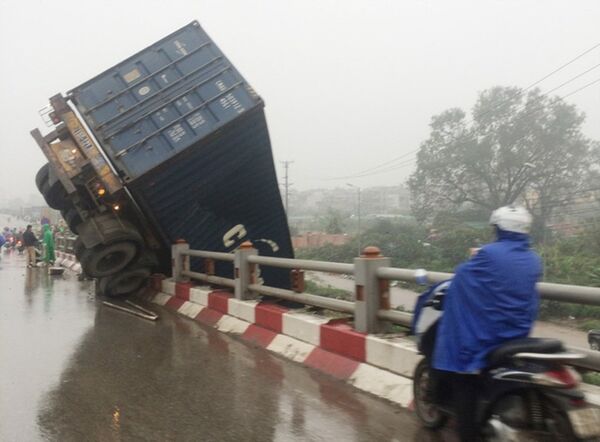 Xe container cắm đầu qua lan can cầu. Xe container cắm đầu qua lan can cầu. - Sputnik Việt Nam