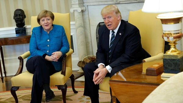 U.S. President Donald Trump and Germany's Chancellor Angela Merkel watch as reporters enter the room before their meeting in the Oval Office at the White House in Washington, U.S. March 17, 2017 - Sputnik Việt Nam