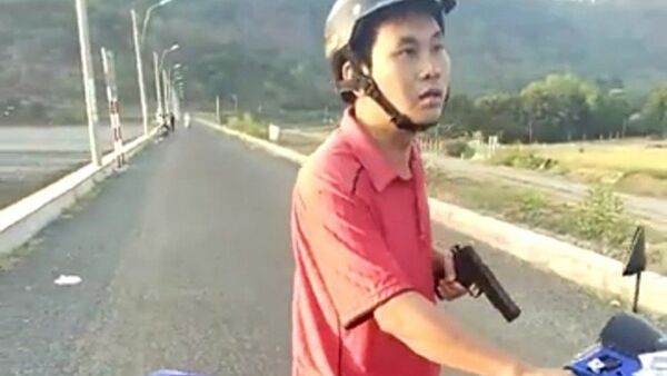Ông Mai Thanh Tuấn dùng một vật giống khẩu súng đe dọa người dân - Sputnik Việt Nam
