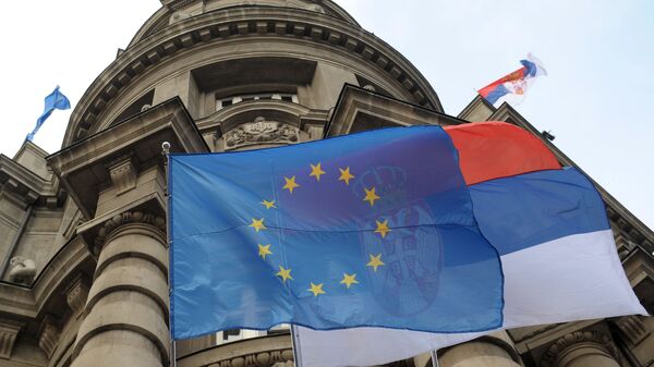 cờ EU và Serbia - Sputnik Việt Nam
