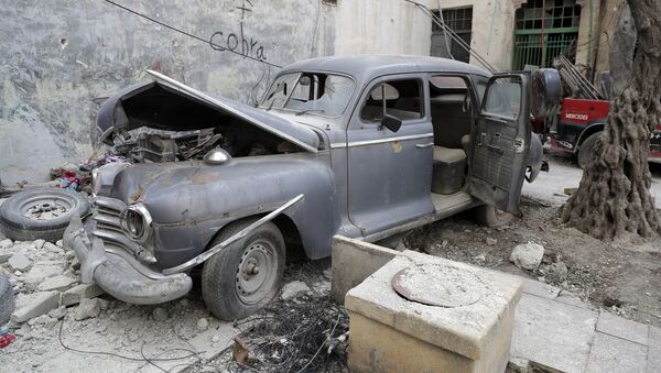 Xe cổ ở thành phố Aleppo đổ nát - Sputnik Việt Nam
