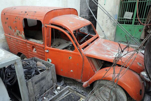 Chiếc Citroen Acadiane năm 1977 này bị đạn xuyên qua khung và bánh xe. - Sputnik Việt Nam