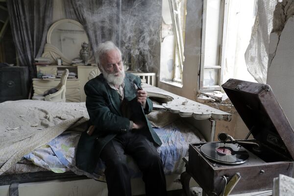 Ngoài những chiếc xe cổ, ông già Syria còn chơi máy hát cổ. Chiếc máy hát này vẫn chạy, mà không cần điện. - Sputnik Việt Nam