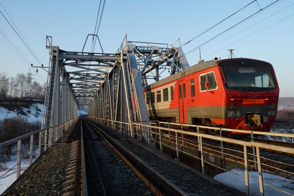 Xe lửa ngoại ô trên tuyến đường sắt xuyên Siberia (gần thành phố Novosibirsk). - Sputnik Việt Nam
