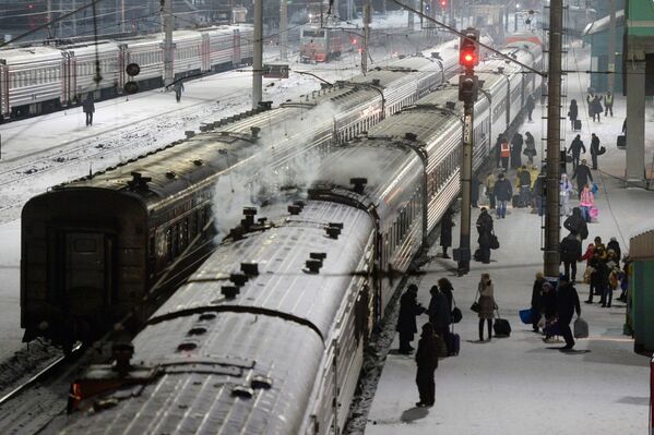 Những đoàn tàu chở khách tại nhà ga chính Novosibirsk  của tuyến đường sắt Tây Siberia . - Sputnik Việt Nam