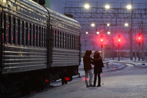 Hai người trẻ cạnh đoàn tàu chở khách tại nhà ga chính Novosibirsk. Gặp gỡ hay chia ly? - Sputnik Việt Nam