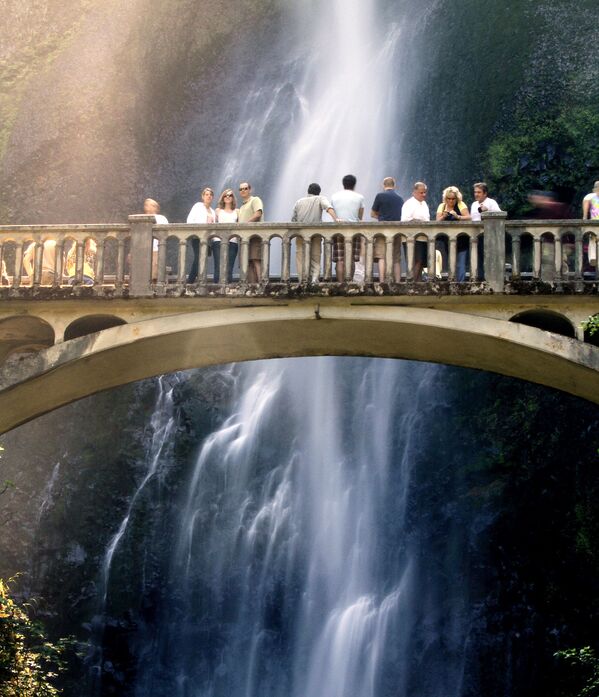 Các du khách xem thác Multnomah Falls ở bang Oregon, Mỹ. - Sputnik Việt Nam