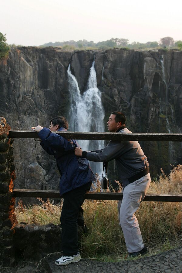Du khách đối diện thác Victoria Falls ở Zambia - Sputnik Việt Nam
