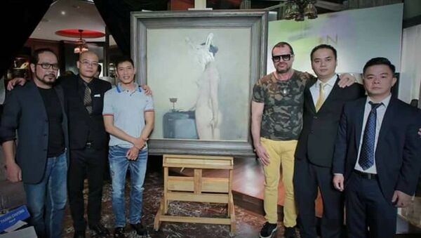 Ban tổ chức Nhà Đấu giá Chọn - Chọn Auction House và Ngài Christopher, Tổng giám đốc điều hành Playboy Việt Nam - Người Đấu thắng tác phẩm Cô Giá Thỏ với giá kỷ lục tại Phiên đấu giá số 02 là 25.000 USD - Sputnik Việt Nam