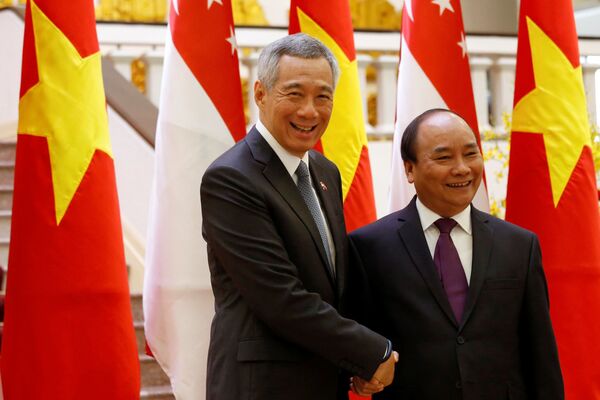 Thủ tướng Singapore Lý Hiển Long và Thủ tướng Việt Nam Nguyễn Xuân Phúc tại cuộc gặp ở Hà Nội  ngày 23 tháng Ba - Sputnik Việt Nam