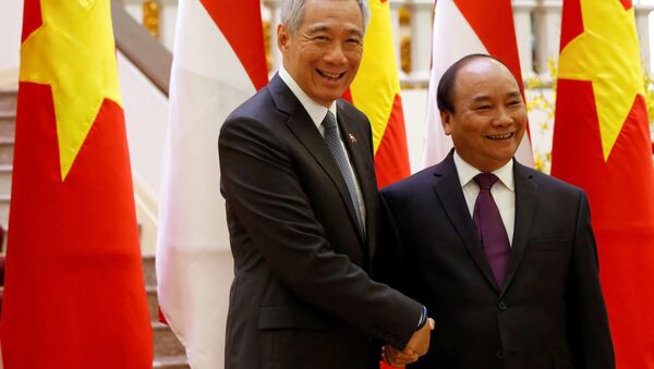 Thủ tướng Singapore Lý Hiển Long và Thủ tướng Việt Nam Nguyễn Xuân Phúc tại cuộc gặp ở Hà Nội  ngày 23 tháng Ba. - Sputnik Việt Nam