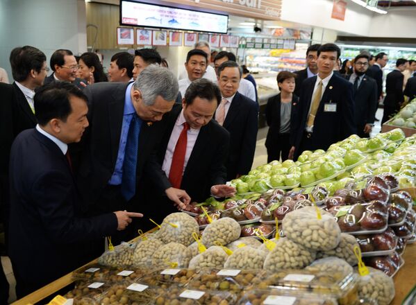 Thủ tướng Singapore Lý Hiển Long đến thăm một trong các siêu thị ở thành phố Hồ Chí Minh - Sputnik Việt Nam