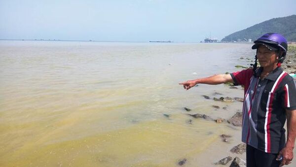 Vệt nước biển màu vàng xuất hiện ven vùng biển tỉnh Thừa Thiên - Huế. - Sputnik Việt Nam
