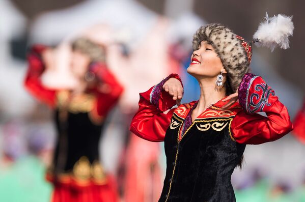 Kyrgyzstan. Cô gái mang trang phục dân tộc tại lễ hội Navruz, Bishkek. - Sputnik Việt Nam