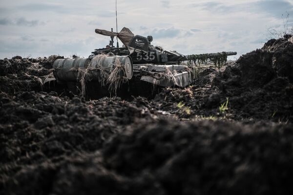 Xe tăng tại bãi tập, cuộc diễn tập chiến thuật của Lực lượng Vũ trang Nga ở miền Nam đất nước. - Sputnik Việt Nam