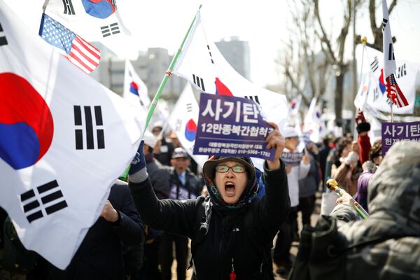 Những người ủng hộ Tỏng thống Hàn Quốc Park Geun-hye bị phế truất tại cuộc biểu tình trước trụ sở công tố ở Seoul. - Sputnik Việt Nam