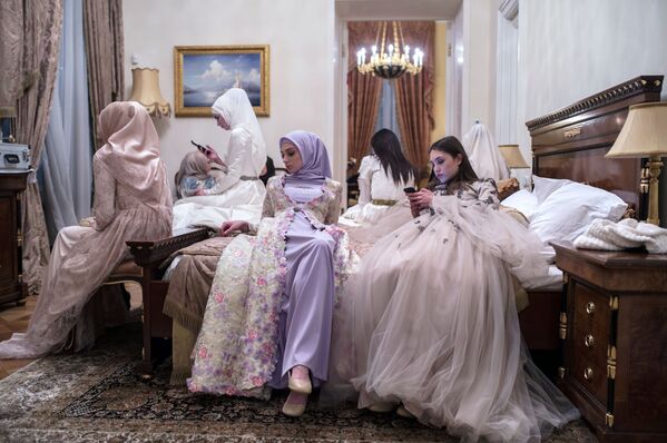 Trình diễn thời trang Fashion House Firdaws của nhà thiết kế Ajshat Kadyrova (Chechnya, Nga) trong tuần lễ Mercedes-Benz Fashion ở Nga. - Sputnik Việt Nam